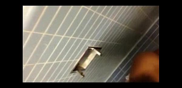  Chupando a pica do negao dentro do banheiro